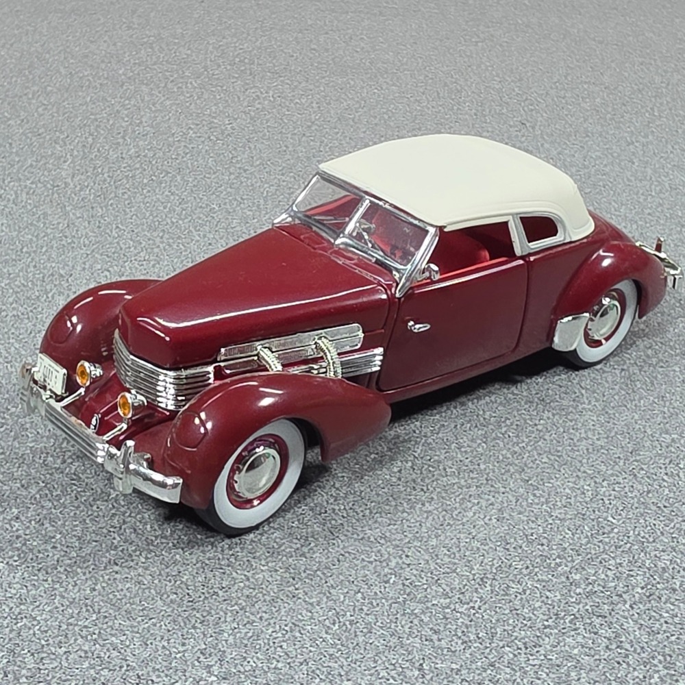 Signature 1937 Cord 812 Supercharged 1/32 Burgundy Excellent Diecast Model Car